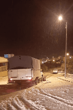 فتح طرق اغلقتها الثلوج بالبترا