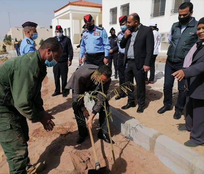 شرطة العقبه تحتفل بعيد ميلاد الملك ومئوية تأسيس الدولة الأردنية