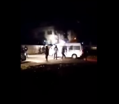 بالفيديو .. الأمن يستخدم الغاز المسيل للدموع لتفريق مشاجرة كبيرة في الصريح ويضبط عدد من المشاركين