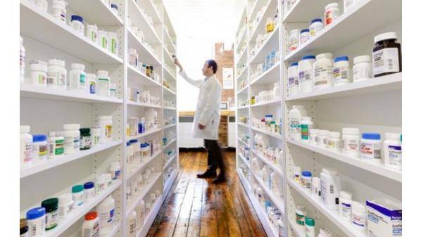 السماح بفتح الصيدليات خلال الحظر الشامل لأخذ الدواء وتوصليه للمرضى