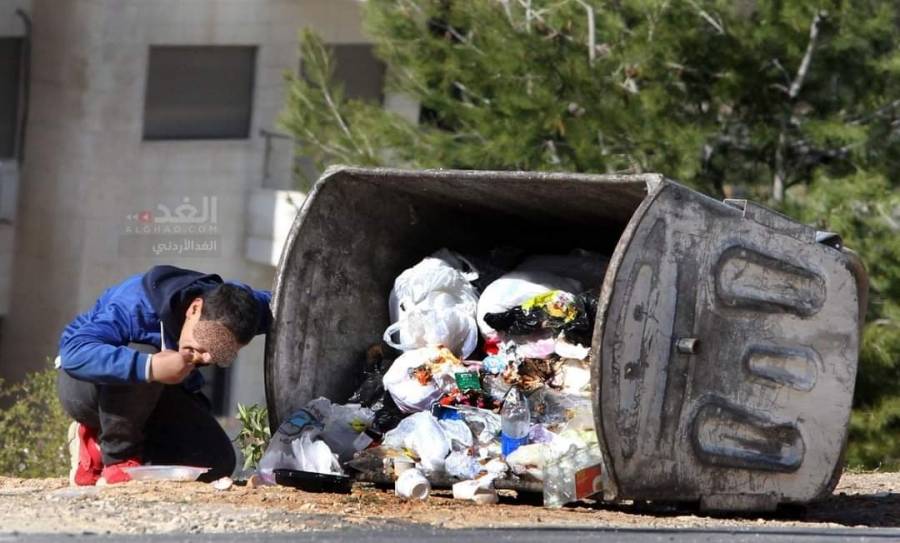 المفلح يعد بدراسة حالة الفتى الذي ظهر يأكل من الحاوية