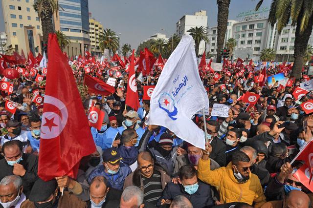 Tunisians protest amid political standoff