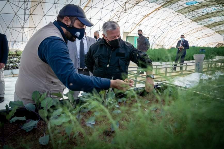 الملك يزور مصنعا للألياف الضوئية ومشروعا للمزارع الذكية