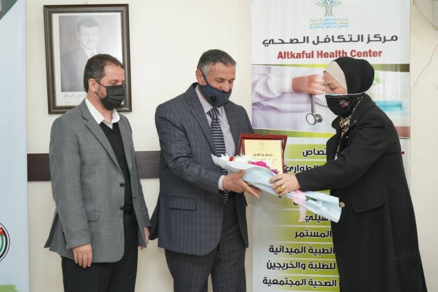 التكافل الخيرية تُكرم فريق التقصي الوبائي ومدير مكتب الدستور في الشمال