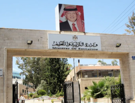 عاجل : مدير تربية مأدبا يجبر معلمة على مواصلة الدوام وجاهياً تزامناً مع إصابة أبنائها الـ3 بـكورونا .. والتربية ترد