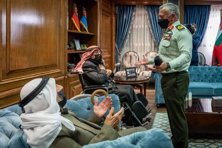الملك يزور القيادة العامة للقوات المسلحة الأردنية ويكرم عدد من قدامى العسكريين... صور