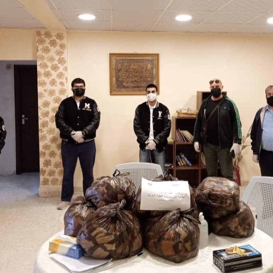 العقبة الدولية وعالم ايجابي يوزعون بطانيات لبعض الأسر العفيفة