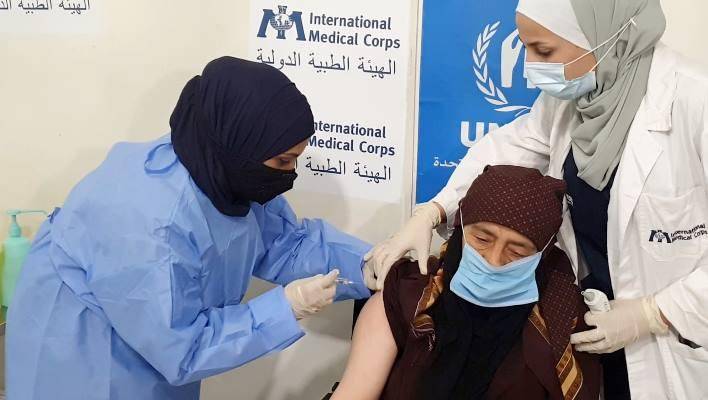 إعطاء 67 لاجئا سوريا من كبار السن اللقاح بالأردن
