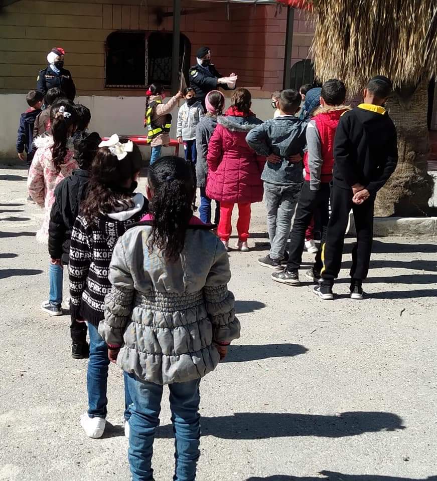 محاضرة بعنوان السلامة المرورية في روضة ومدرسة ربوع مؤتة في منطقة خريية السوق.