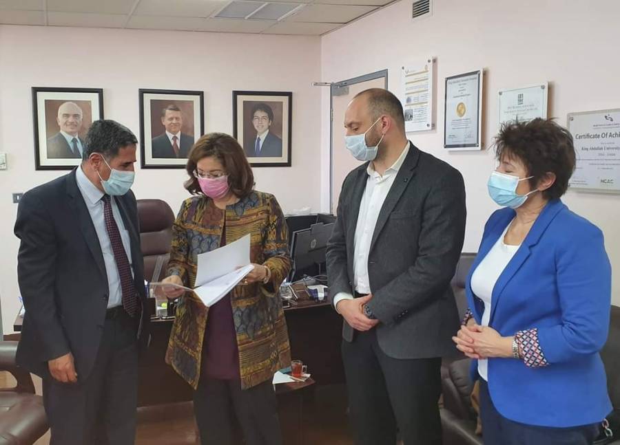 ريم ابو حسان تسلم الدفعة الأولى من كشوفات التحويلات المالية لمصابي كورونا