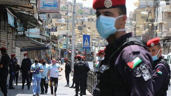 مخالفة 36 مواطنا لعدم التزامهم بأوامر الدفاع في عمان