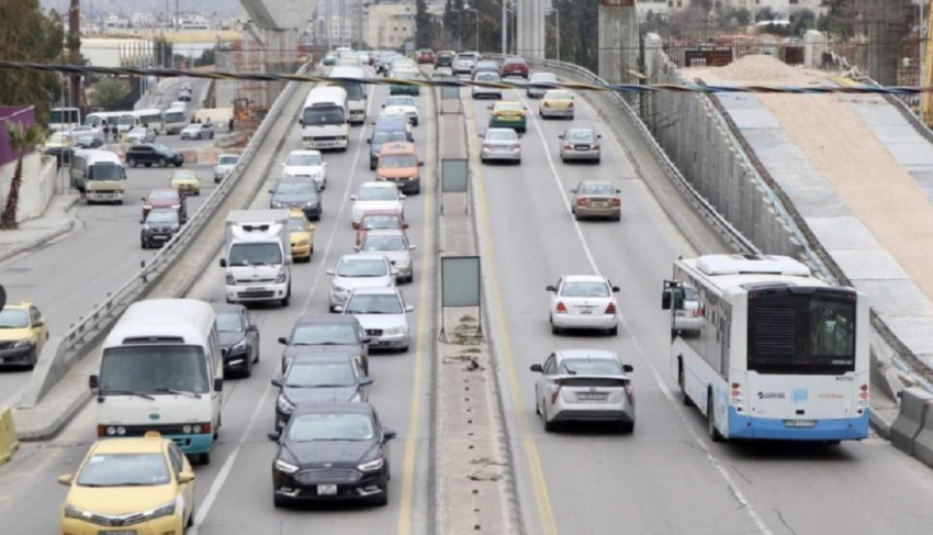 عاجل : الحكومة: تخفيض السعة المقعدية لوسائل النقل العام إلى 50