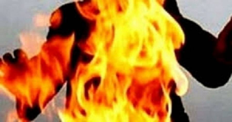 شاب يهدد بحرق نفسه امام بلدية الرصيفة