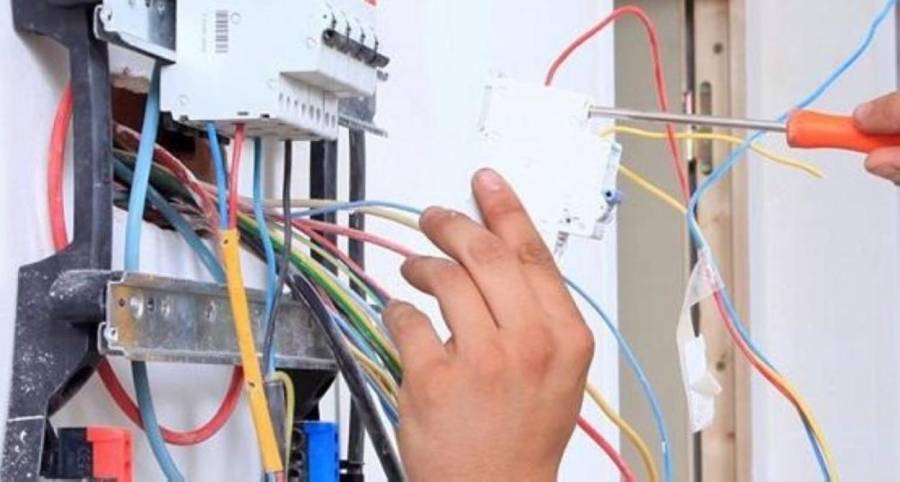 مطالب شعبية بتمديد عدم فصل الكهرباء والماء خلال كورونا