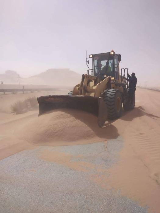 الاشغال تتعامل مع تجمع رمال في مناطق مختلفة في المملكة...صور