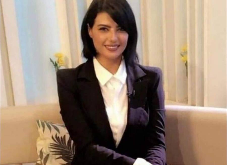 وزير الإعلام يتصل بمذيعة لدعمها بعد أن أخطأت بإسمه على الهواء