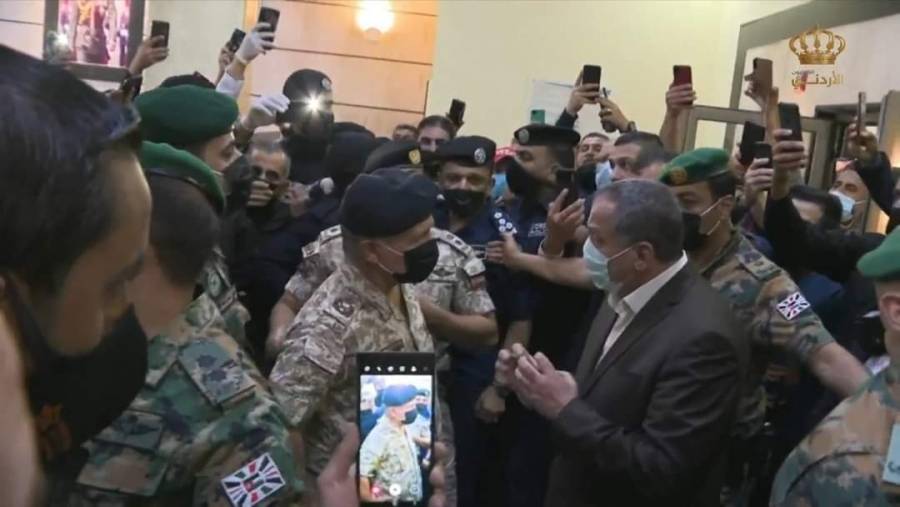 الملك يصل إلى مستشفى السلط...فيديو