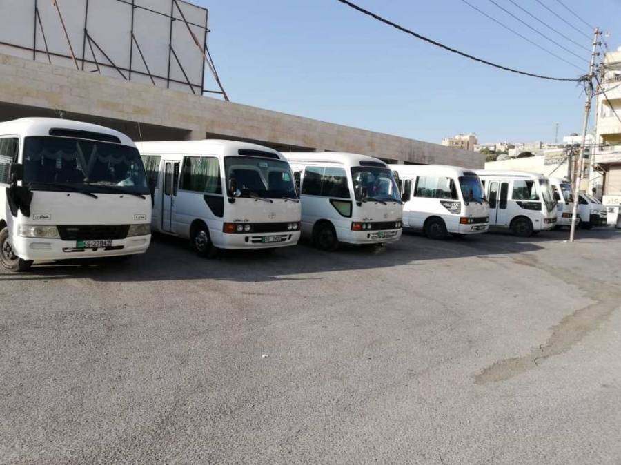 البترا: سائقون يحتجون على تخفيض السعة المقعدية لوسائل النقل