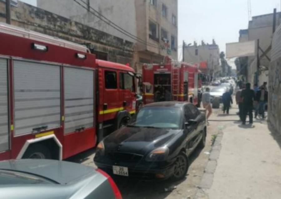 سرعة وصول الدفاع المدني تحول دون وقوع حريق كبير داخل موقف سيارات في إربد .. صور