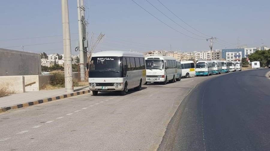 لليوم الثالث .. سائقي حافلات النقل يواصلون اضرابهم