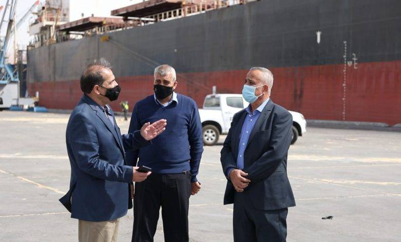 بخيت يتفقد ميناء العقبة في اول نشاط له بعد شفائه