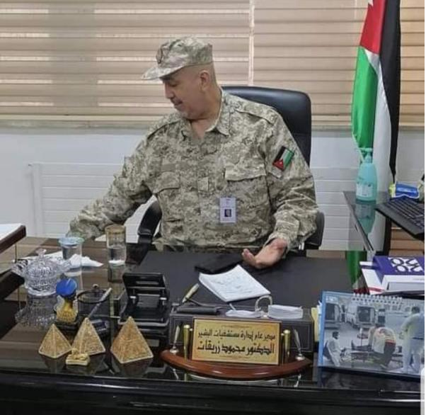 ما قصة ارتداء مدير مستشفى البشير الزي العسكري؟