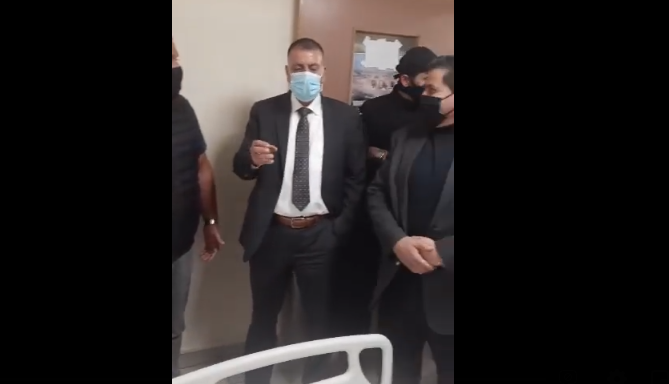 الفراية يزور طفلي حي نزال الذين تعرضا لاستنشاق الغاز المسيل للدموع