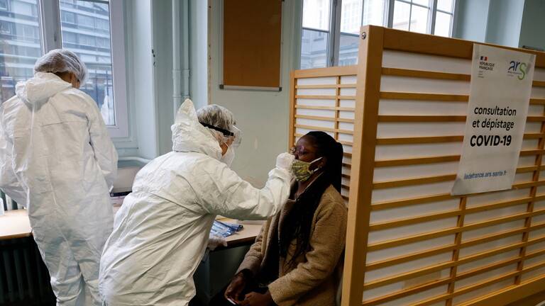 العاملون في القطاع السياحي ينتظرون أخذ المطعوم ..