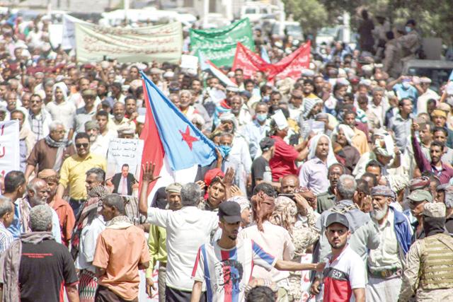 Yemeni protesters storm Aden presidential palace