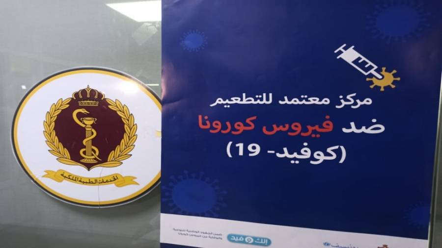 الحكومة تهدف لرفع القدرة اليومية للتطعيم إلى 60 ألف شخص