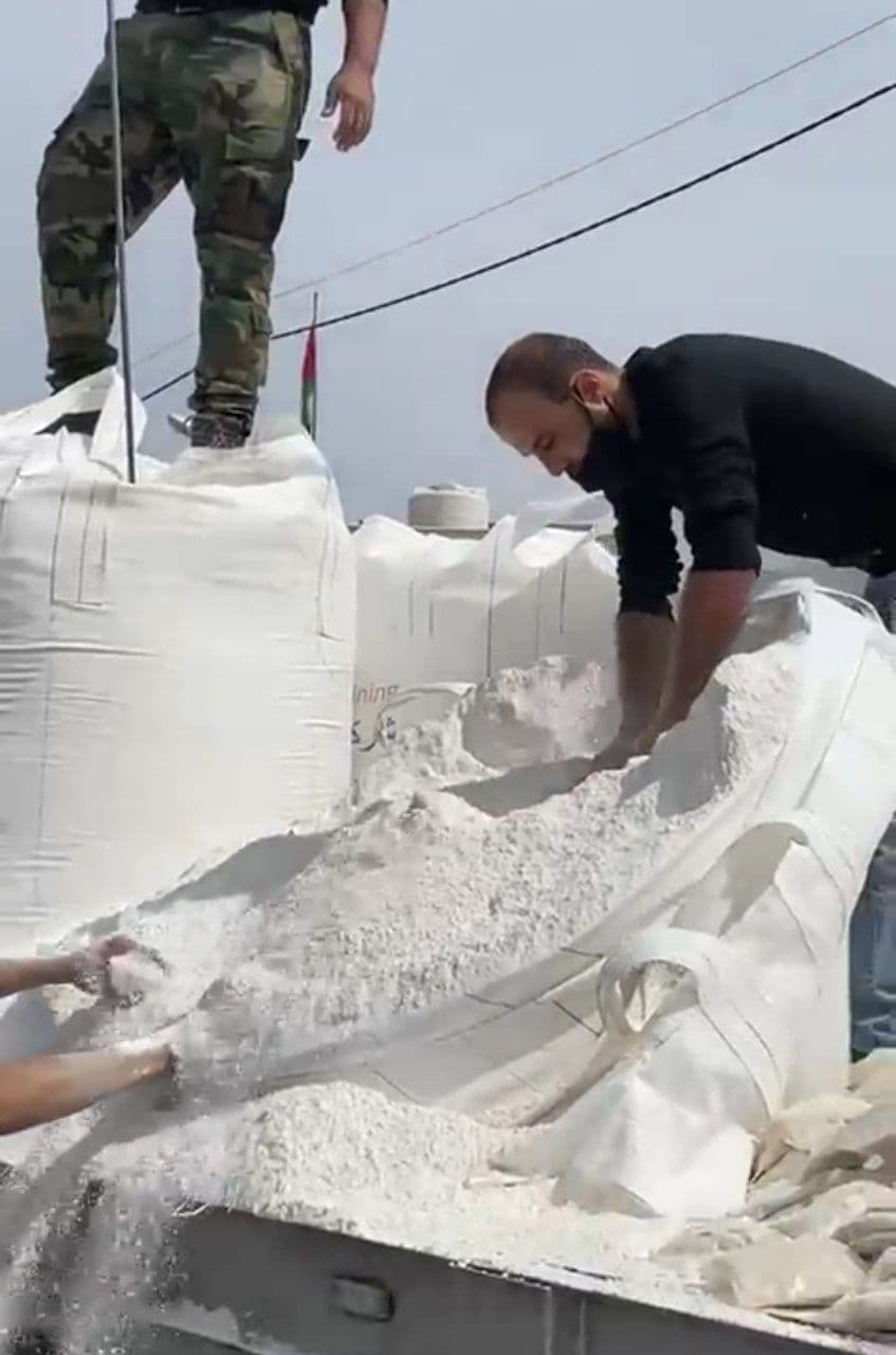 إحباط محاولة تهريب 600 ألف حبة مخدرة أُخفيت داخل حمولة من مواد صناعية أولية... فيديو