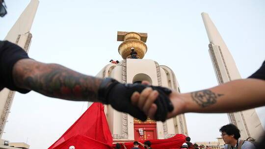 اشتباكات بين الشرطة التايلاندية ومحتجين بالقرب من قصر الملك