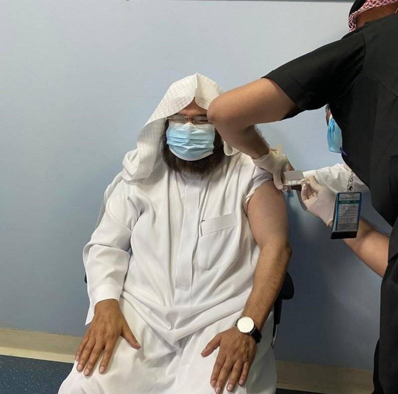 السديس يتلقى لقاح كورونا