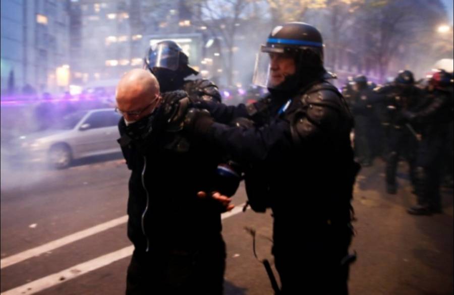 الشرطة الفرنسية تفرق آلاف المتظاهرين في مرسيليا احتجاجاً على قيود كورونا