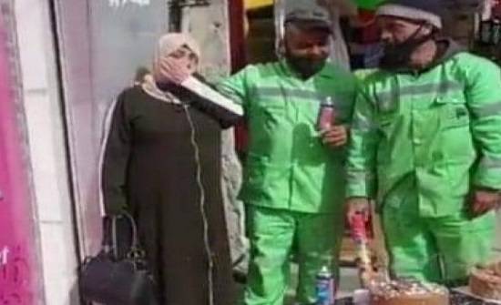 عاملا وطن توأم يحتفلان بوالدتهما بيوم الام في الشارع  صور