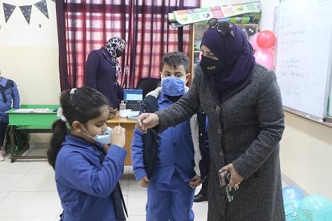 منح المطاعيم المدرسية للطلبة داخل الغرف الصفية