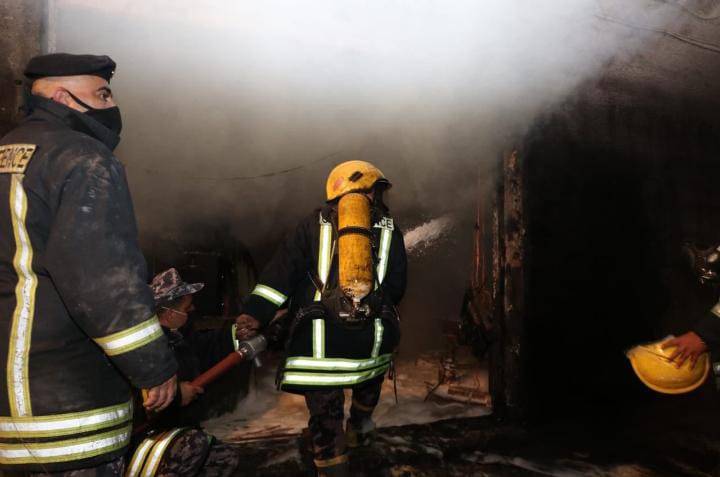 الدفاع المدني يخمد حريق منجرة في العاصمة... صور