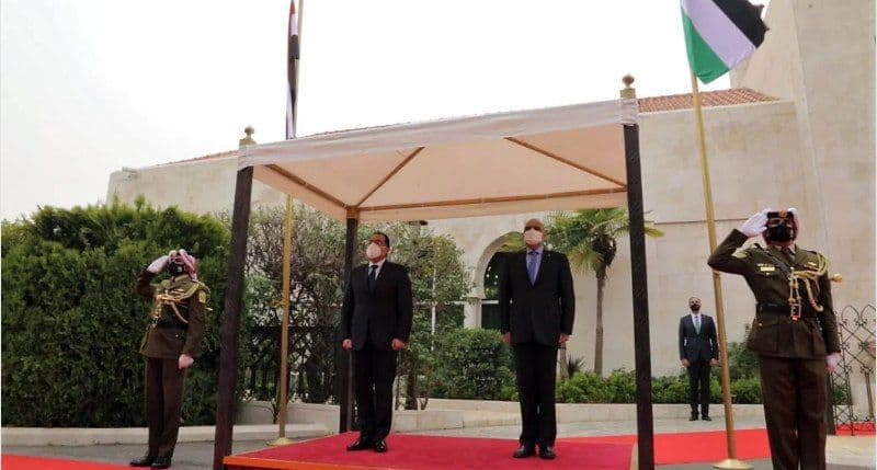 رئيس الوزراء المصري يصل إلى عمان