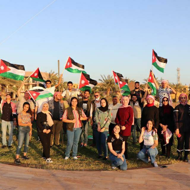 اعضاء مبادرة عالم إيجابي التطوعية الشبابيه في العقبة مع الملك وضد اي محاولة لتمزيق النسيج الاردني الواحد.