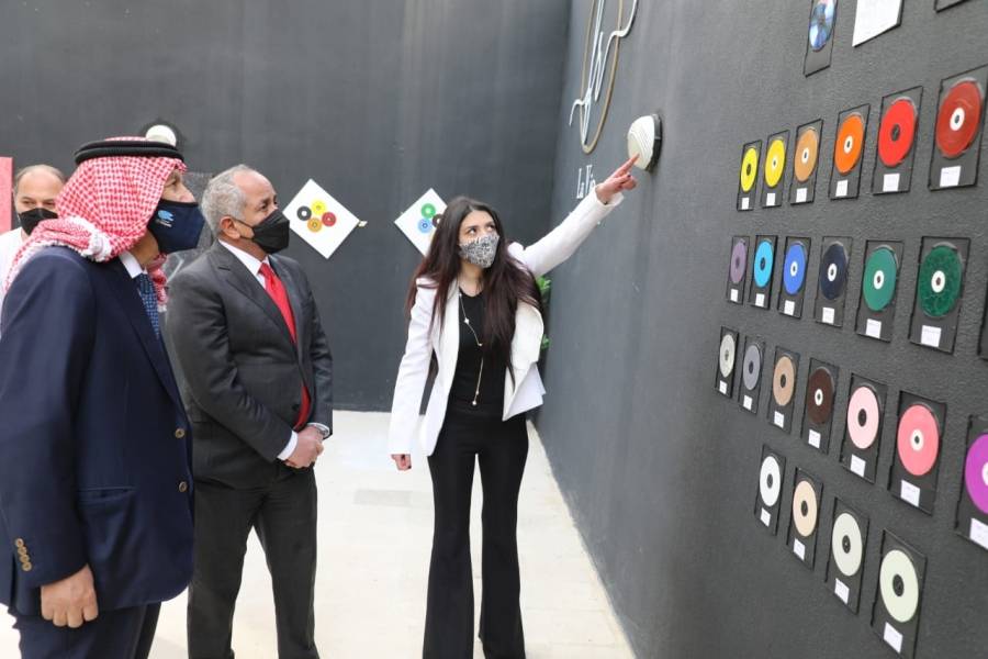 العايد يفتتح معرض الفنانة العرموطي من الأسود إلى الأبيض