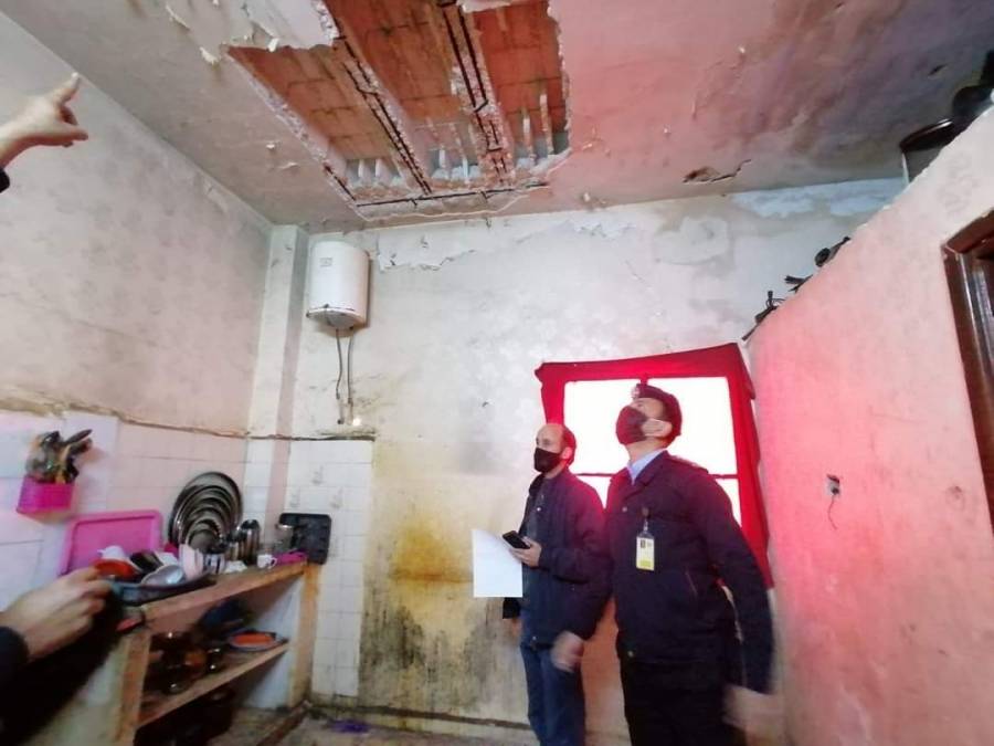 الامن العام يلبي نداء استغاثة لإحدى العائلات نتيجة انهيار أجزاء من منزلهم ونقلهم لمنزل آمن