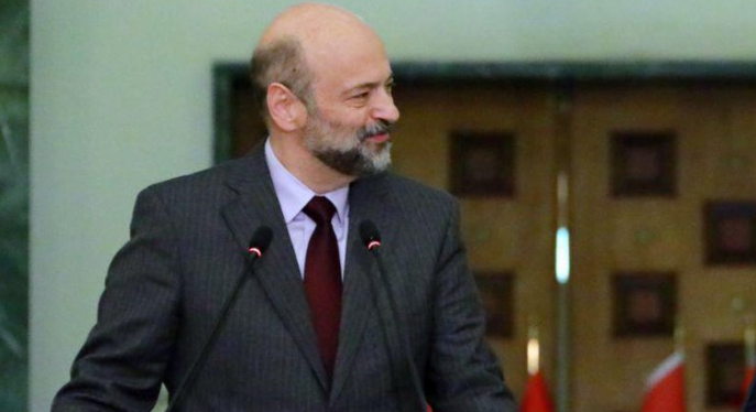 الأردنييون يستذكرون نكتة الرزاز بالعام 2019 و يؤكدون: طلعت جد مش مزح دولتك