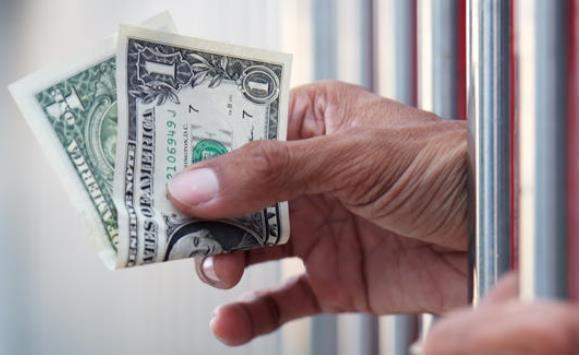 نقيب المحامين: قرار وقف حبس المدين خطير