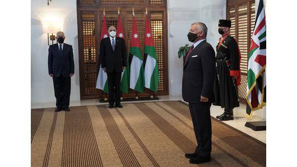 إرادة ملكية بالموافقة على إجراء تعديل على حكومة الدكتور الخصاونة  السير الذاتية