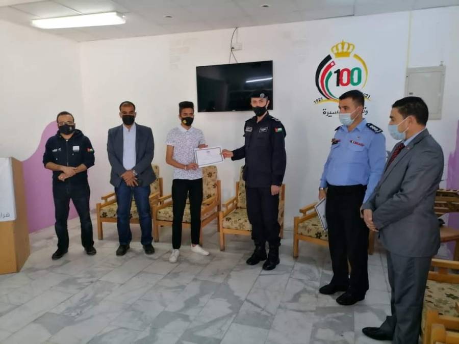 الزقيلي يخرج دورة اصدقاء الشرطة في العقبة