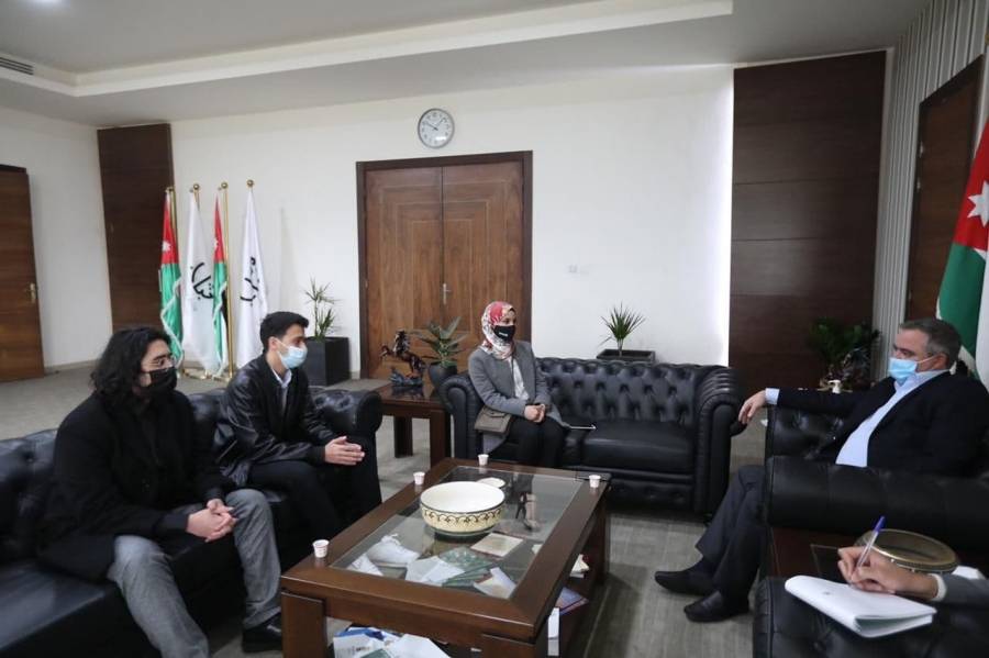 النابلسي يلتقي فريق شبابي أردني فاز بجائزة عالمية