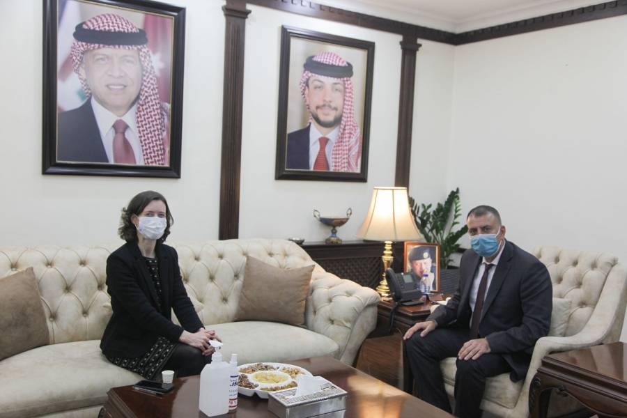 وزير الداخلية يلتقي السفيرة البريطانية في عمان