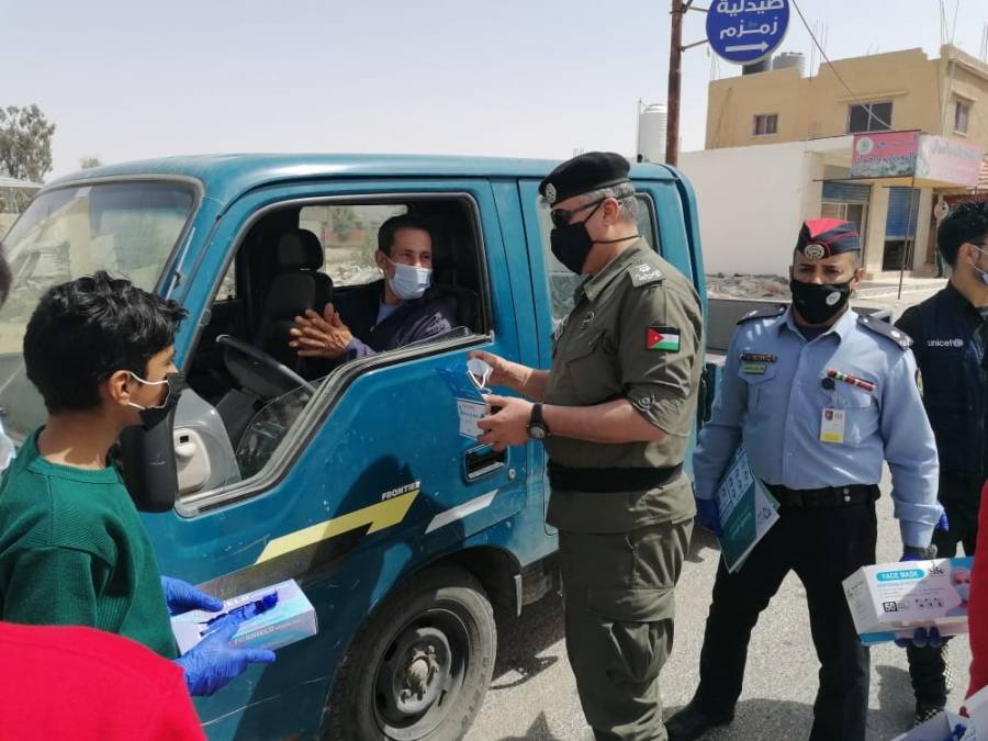 الشرطة المجتمعية في قضاء الأزرق تنفذ مبادرة(صحتنا مسؤولية الجميع) للحد من انتشار فيروس كورونا.. صور