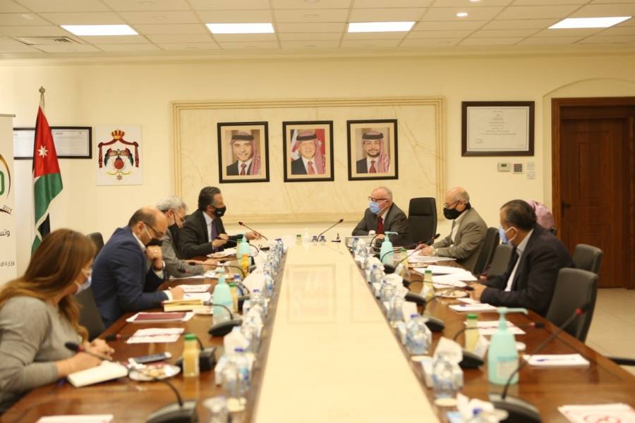 وزيرا الأشغال والسياحة يبحثان واقع المشاريع الانشائية للقطاع السياحة