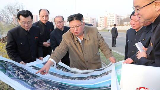 كيم يزور موقع بناء مشروع إسكاني طموح